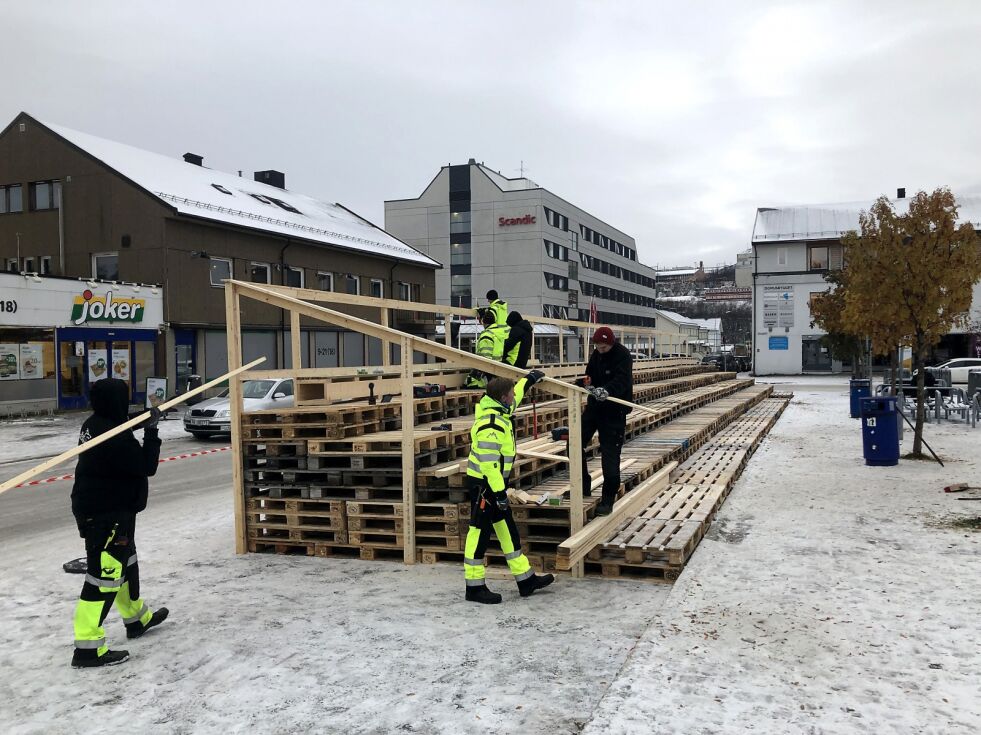 På denne scenen på torget i Kirkenes, bygd opp av 960 paller, skal et enormt kor bestående av 650 skoleelever fra hele Sør-Varanger, fremføre den norske og den russiske nasjonalsangen på fredag.
 Foto: Halllgeir Henriksen