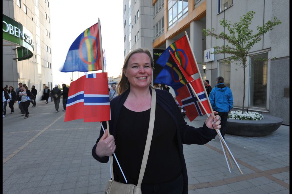 Anne Vik hadde funnet frem mengder med samiske flagg, nå som de endelig var godkjent.
 Foto: Erik Brenli