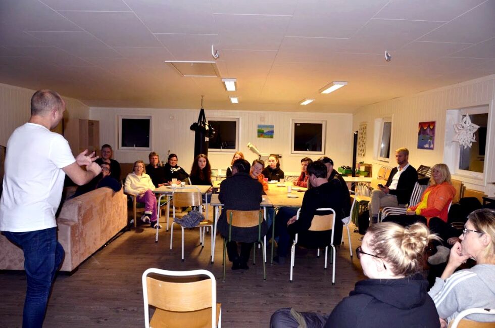 Trygve Slagsvold Vedum foredrar om Senterparti-politikk i kafferommet i fjøset på Friborg gård i Bekkarfjord
 Foto: Svein Ivar Slåtsveen