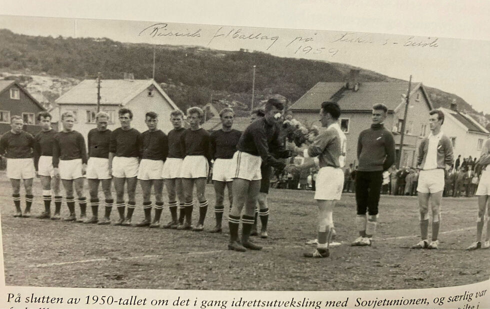 Kamper mellom KIF og lag fra Nikel og Russland var alltid populære. Her er Seier fra Murmansk i Kirkenes i 1959. KIFs kaptein Arne Schistad hilser på den russiske kapteinen mens Herbert Randal, Willy Olsen og Erling Stålsett følger med.
 Foto: Foto Edvardsen