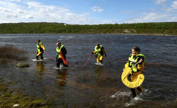 Setter opp ny felle i Tanaelva