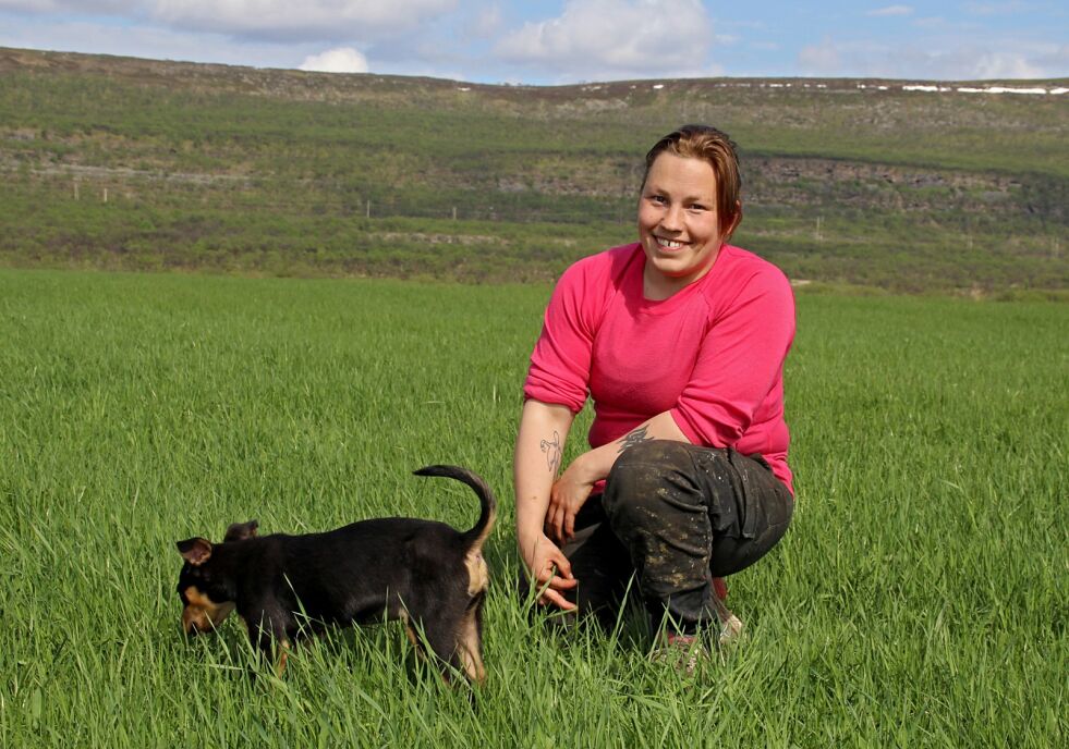 Hanne Jonassen Harila og hunden Flash konstaterer at timotei-veksten er godt i gang allerede.
 Foto: Torbjørn Ittelin
