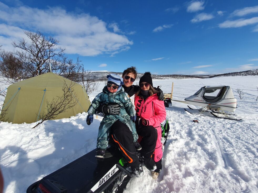 Emil Moe Hansen (på fanget, pappa Fredrik Hansen (i midten), og mamma Alina Moe (til høyre) var på dagstur til Gulbojokvannet. De er fra Tana, men bor i Vestre Jakobselv. – Været er fantastisk og berger hele påska, smiler de.
 Foto: Tom Hardy