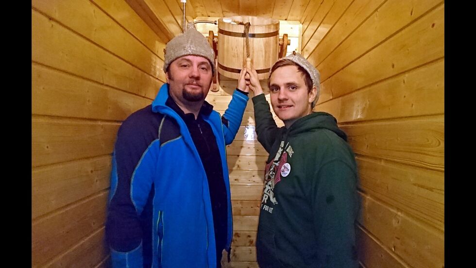 Svein Vegar Lyder (til venstre) sammen med sønn og forretningspartner Matz Vegar Lyder på det nye velferdsbygget for fiskere på Veidnesklubben.
 Foto: Privat