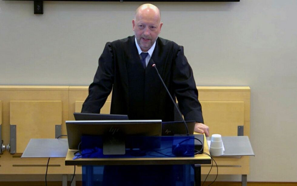 Knut Arne Hurum er advokat for Kanstadfjord Vestre Hinnøy Reinbeitedistrikt. Her holder han innledningsforedrag i ankesaken i Hålogaland lagmannsrett. (Skjermbilde fra digitaloverføring fra rettssaken.)