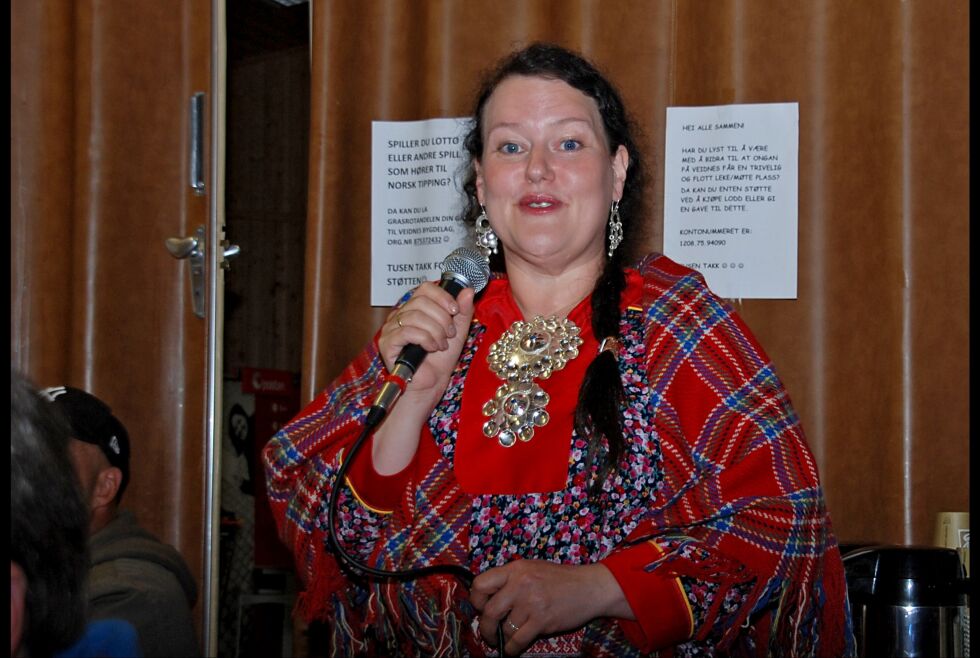 En opplagt Silje Karine Muotka åpner Veidnesdagan.
 Foto: Helge Ovanger