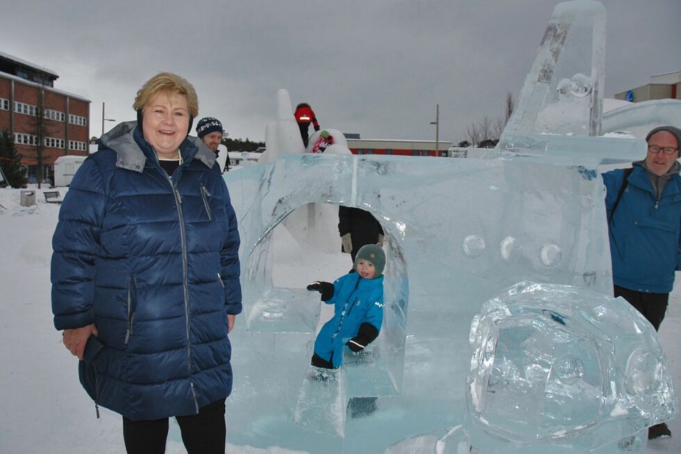 Statsminister Erna Solberg koser seg i is- og sneparken i Alta, designet av den lokale iskunstneren Laila Kolostyak. Ungene får fritt leke i parken, der Peder Oleander Damtoft Solbakken (3) kjører romskip.
 Foto: Rita Heitmann