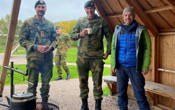 Kronprins Haakon fikk seg bålkaffe ved Tanaelva