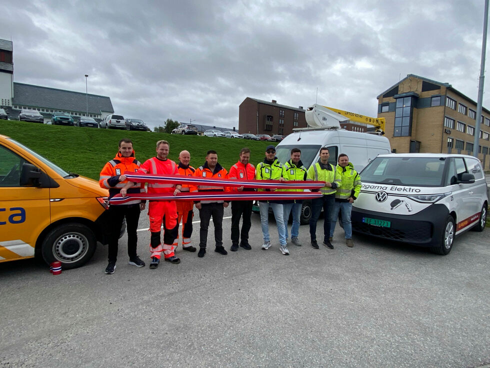 Her smiler ansatte fra Mesta AS og Gagama Elektro etter at kontrakter til en verdi på totalt 443 millioner (eks. mva) på brøyting og lys er underskrevet i Kirkenes.
 Foto: Kari Bergsjø Karstensen, State