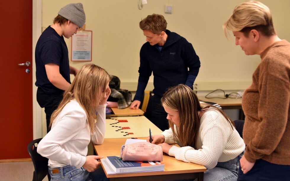 Mattelærer Ane Marthe Johannessen (bak, til høyre) er opptatt av å bruke gruppearbeid, også når elevene har prøver. Hun mener dette kan sammenlignes med arbeidslivet, hvor man sjelden er alene. Illustrasjonsfoto: Irene Andersen