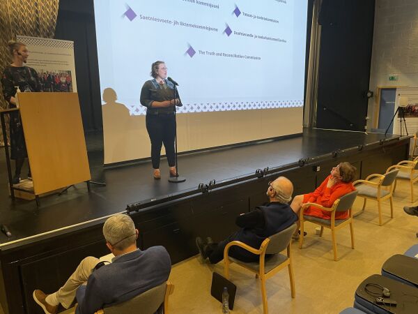 – Snakk samisk uansett