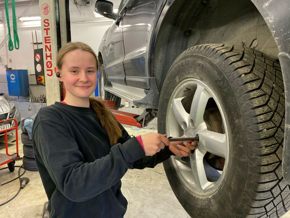 Bil­me­ka­ni­ker Malin Bjørk­lund har det hef­tig på jobb når Bil­hu­set til­byr gratis skifte av dekk, og når den første sne­en kom­mer. Sel­ve dekk­skif­tet per bil er un­na­gjort på rundt 20 mi­nut­ter.
 Foto: Hallgeir Henriksen