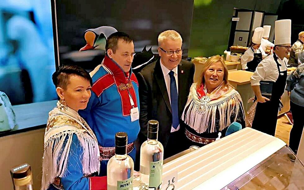 Karen Utsi Sara og John Anders Sara (til venstre) fra Skodi Rein deltok i fjor på verdens største matmesse i Berlin, blant annet sammen med Bård Hoksrud.
Foto: Privat