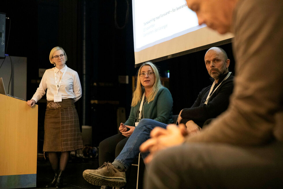 Karin Erik­sen (Sp), Lars Einar Han­sen fra FLO (til høyre), og faglig le­der Karl Einar Håkon­sen i Bygg & Maler­mes­te­ren AS un­der de­batt­en, som ble ledet av Mona Hal­vari (til venstre) i Troms og Finn­mark fyl­kes­kom­mune, pro­sjekt­le­der for pro­sjekt leve­ran­dør­ut­vik­ling For­svar­et.
 Foto: Synniva Tønsberg Gaski/TFFK