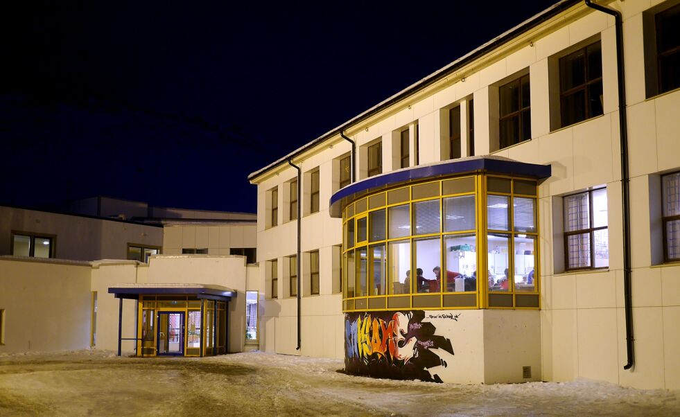 Rådmannen foreslår at Honningsvåg skole skal få nye vindduer; til en kostnad på 4,2 millioner kroner neste år. Samtidig går han inn for å fjerne fem lærerstillinger på grunn av mindre elevtall ved skolen.
 Foto: Geir Johansen