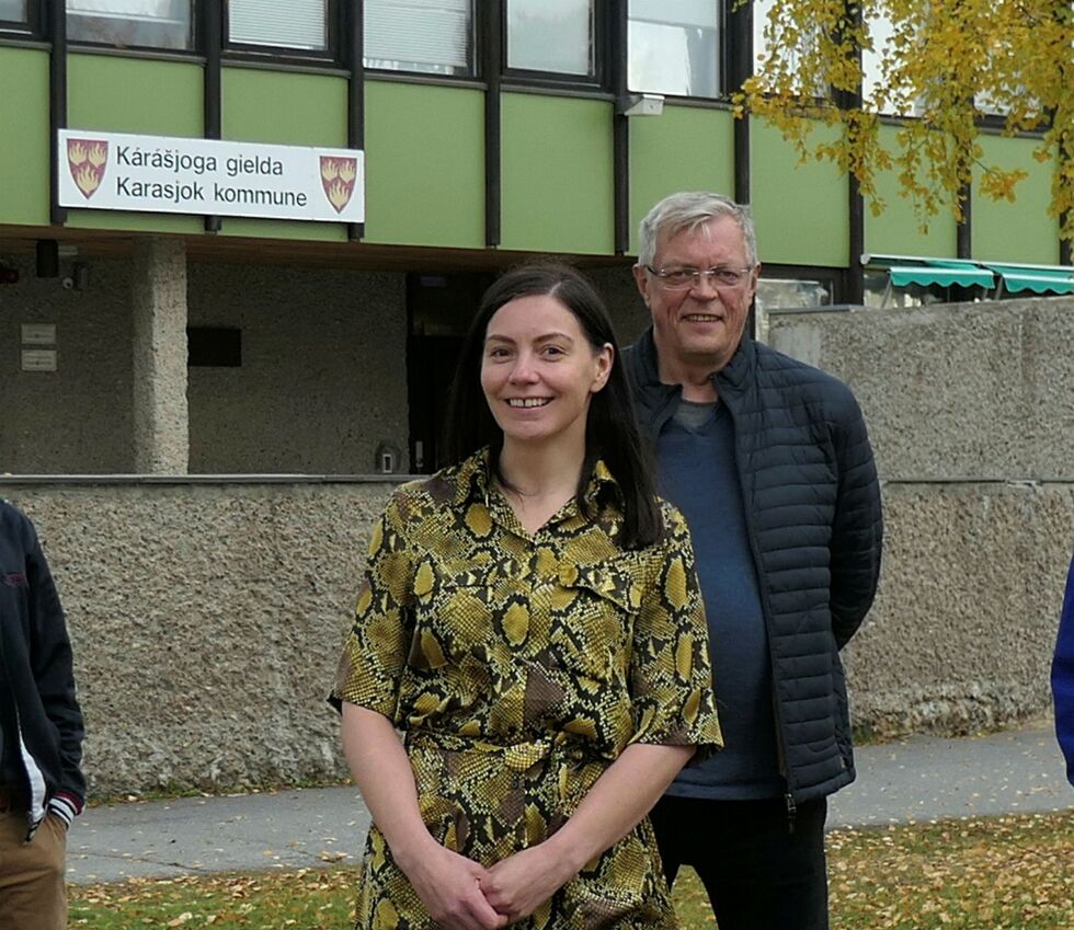 Jeg opplever at folk har forståelse for de grep vi gjør. Prosjekteier er jo kommunestyret, så dette er en helt klar bestilling i fra de som styrer oss. Vi har ryggdekning hos politikerne, god et er svært viktig for oss, sier prosjektleder i kommunen, Marit Eira Meløy. Her sammen med kommunedirektør Kurt Maurstad.
FOTO: STEIN TORGER SVALA