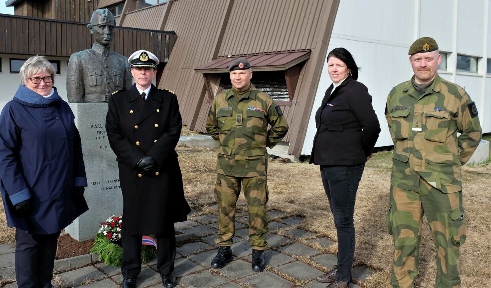 Kommandant Odd Inge Haravik holdt to taler i Vardø kommune, og gjestet Vadsø i forbindelse med frigjøringsmarkeringen. Her sammen med fylkesmann Elisabeth Vik Aspaker (til venstre) og medlemmer av veteranforeningen, Pål Davidsen, Vadsø, HV-fenrik Elljan Johnsen, Vardø som er leder av veteranforeningen og Knut Esbensen, Vadsø. FOTO: BJØRN HILDONEN