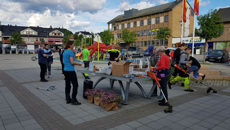 Her ser vi ini­tia­tiv­ta­ker Sol­veig Stein­mo i blått sam­men med flere i dug­nads­gjen­gen.
 Foto: Privat