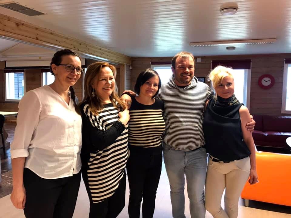Anne Lajla Utsi (i midten) sammen med deltakere Sara Margrethe Oskal, Mari Boine, Mikkel Gaup og instruktør Susa Saukko.
 Foto: Foto: ISFI