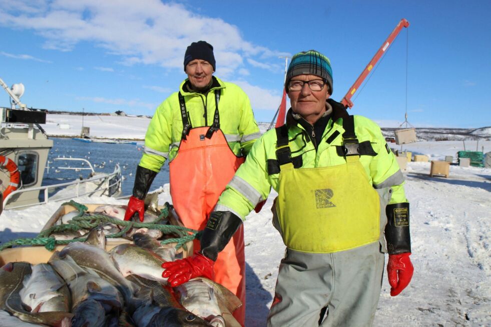 Leif (foran) og Ken Gøran Ingilæ fra Bugøynes er glad for at de kan få levert fisken i Nesseby. – Her er et flott anlegg og flinke folk, sier de.
Alle foto: Torbjørn Ittelin