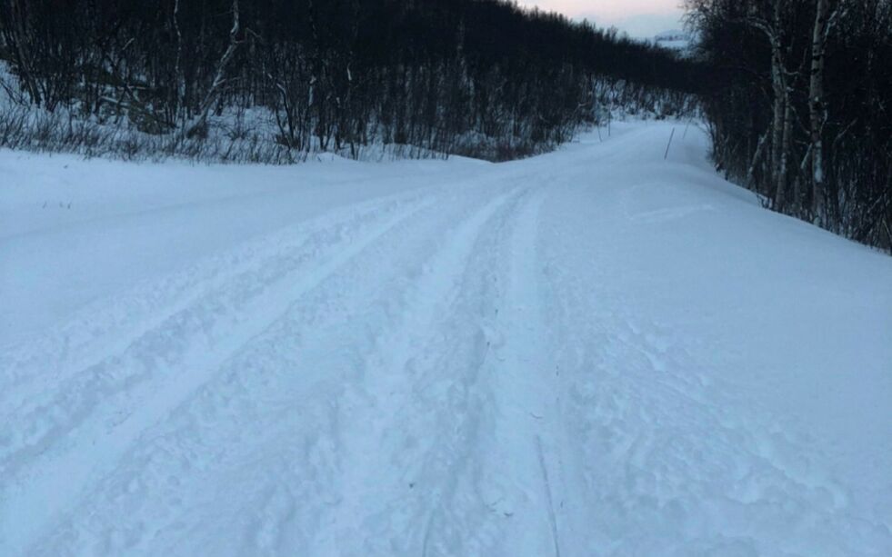 Slik så det ut på veien ved Ropelv klokka tolv på søndag før brøytebilen kom rundt klokka 13.30.
 Foto: Inger Stærk