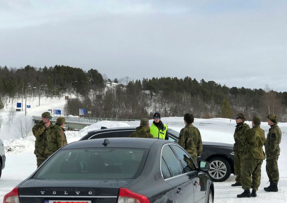 Heimevernet er på plass ved den norsk-finske grensa ved Karigasniemi.