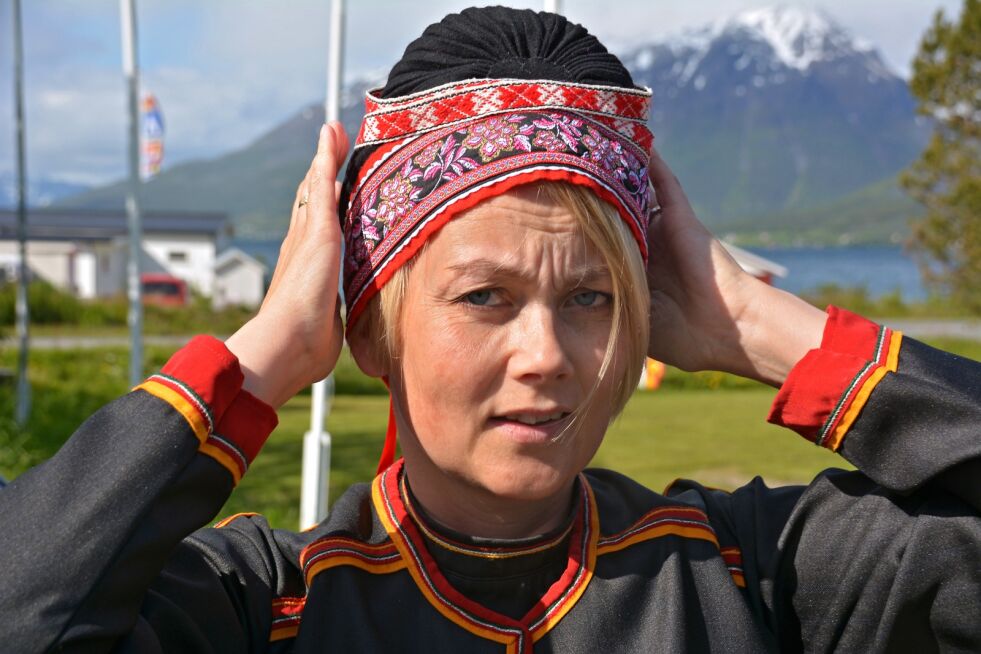 Jorunn Løkvold fra Manndalen i Nord-Troms er plukket ut til å designe og sy kofte til en av heltene i Hollywood-filmen om Baalsrud. Hun har laget og redesignet en Karesuandokofte til herre fra 1940-tallet.
 Foto: ELin Margrethe Wersland