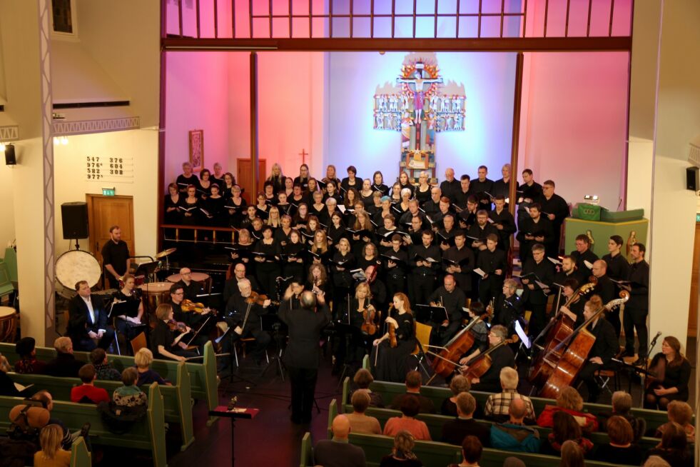 En fullsatt Kirkenes kirke fikk en mektig opplevelse da «Partisan Requiem» ble fremført av orkester og kor sammensatt av aktører fra Norge og Russland, med vardøværing Ragnar Rasmussen som dirigent.
 Foto: Torbjørn Ittelin