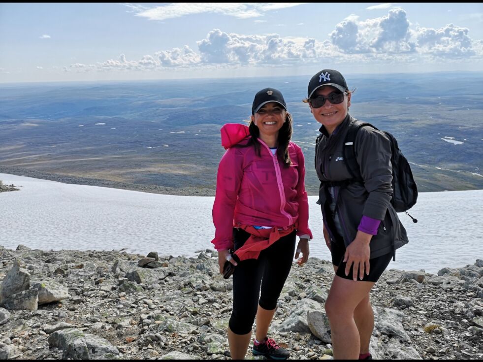 NED FRA TOPPEN: Renate Westlien (til venstre) og Ludmila Holm har akkurat vært på toppen av Rásttigáisá, 1.067 meter over havet. Her er de på tur ned fra fjellet.
 Foto: Erik Brenli