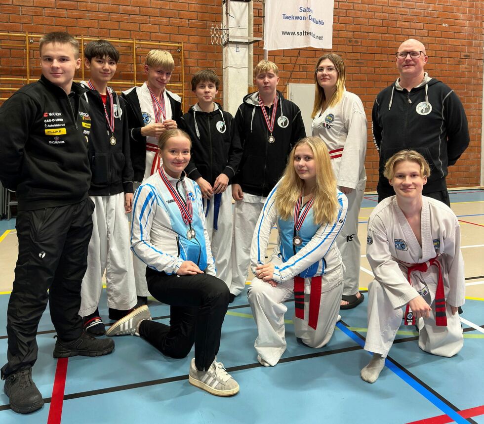 Utøvere fra Lakselv Taekwon-do klubb deltok nylig i NNM i Bodø – og sanket mange medaljer.
Bak, fra venstre: Ove Michal Henriksen, Alexander Skai Tangeraas, Chris André Robertsen, Patrik Andreas Kåven, Lukas Sebastian Pedersen, Anna Orningård Nielsen og Hans Andreas Kåven.
Foran fra venstre: Margrethe Sofie Kristoffersen, Elida Miren Salmila-Fosshaug og Hans Magnus Kristoffersen
 Foto: Privat