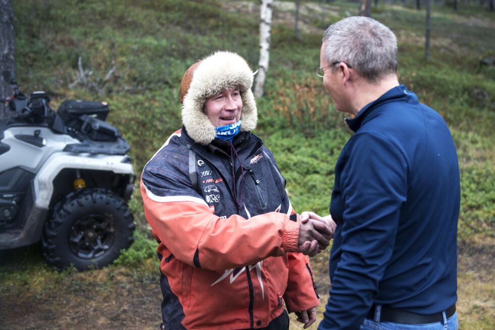 Reineier Mikkel Sara ønsker Stig Harby velkommen som gårdseier i området.
 Foto: Frøydis F Urbye