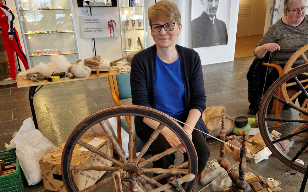 Ellen Gamnes, leder i Kirkenes husflidslag, viser frem rokken som har gått i arv fra hennes oldemor.
 Foto: Hill Haga
