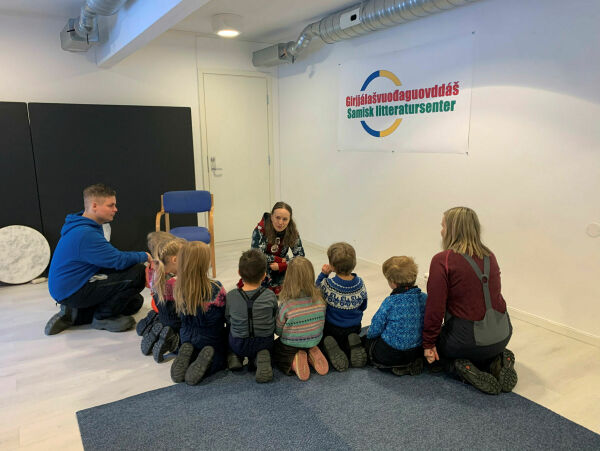 Populær musikkpedagog sammen med barn i Karasjok