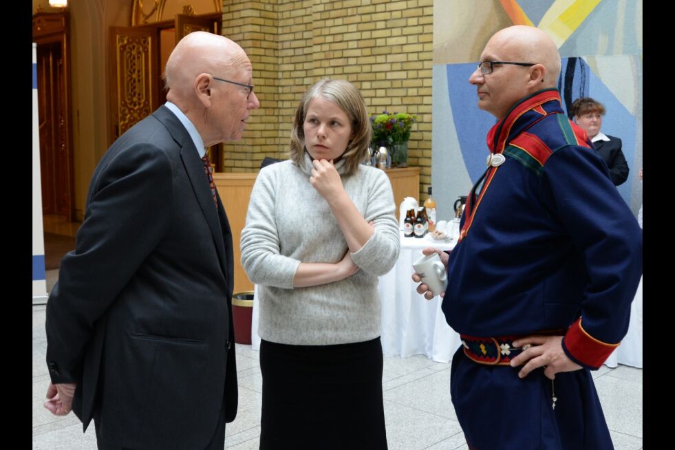 Stortingsrepresentant Kirsti Bergstø (SV) fra Nesseby har, sammen med partikollega Torgeir Knag Fylkesnes, sørget for at temaet fornorskning blir debattert i Stortinget. Her i Stortingets vandrehall sammen med jussprofessor Carsten Smith og sametingsrepresentant Kåre Olli.
 Foto: Steinar Solaas