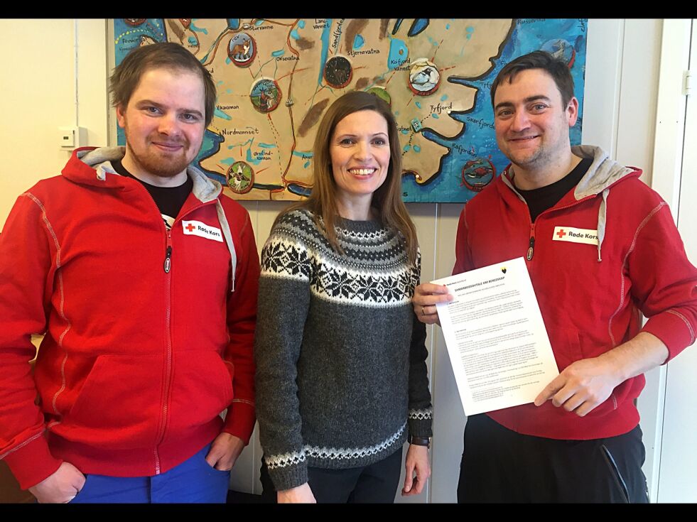 Kjøllefjord Røde Kors og Lebesby kommune har formalisert sitt årelange samarbeid, her representert med fra venstre Michael Bech, Stine Akselsen og Ørjan Olsen.
 Foto: Privat