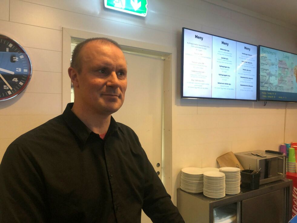Kafévert Kjell Rune Balto leverer allerede ferdigmåltider til mennesker i hjemmekarantene.
 Foto: Stein T Svala