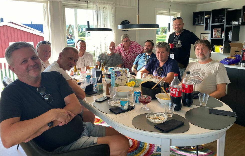 DDE-gjengen satte tydeligvis pris på besøket hjemme hos Tone og Fred Jakola (de to stående), og sa de gjerne kommer tilbake til samme sted og samme meny.
 Foto: Privat