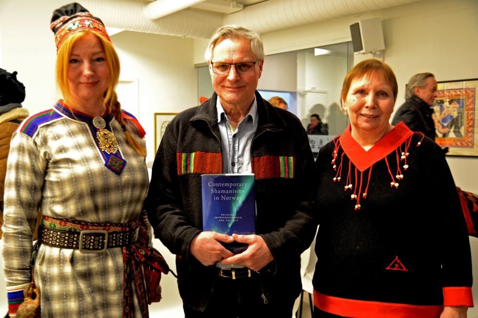 Ebeltoft, Myrhaug og Utsi er stolt av den nye boka til Fonneland.
 Foto: Sunniva Bornøy