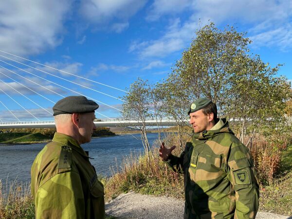 Kom seg over brua med noen centimeters klaring