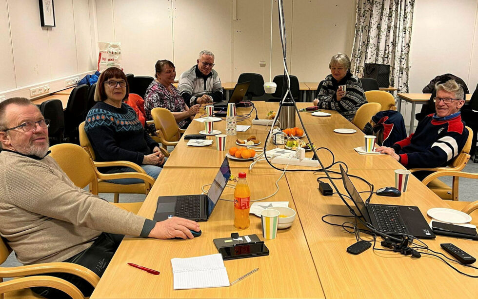 Kjell Johansen, eldreråds leder Kirstin Biti Johansen, May Britt Nystad, Arne Osvald Sabbasen, Eli Søderstrøm Johansen og Anders Porsanger samlet for å friske opp datakunnskapene.
 Foto: Privat