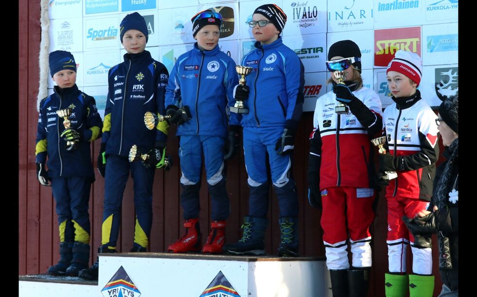 Det var to stolte Polarstjernen-løpere, Alexander Kristiansen og Johan Reiersen, som kunne klatre helt til topps på pallen på parstafetten foran sine finske konkurrenter.
 Foto: Charles Petterson