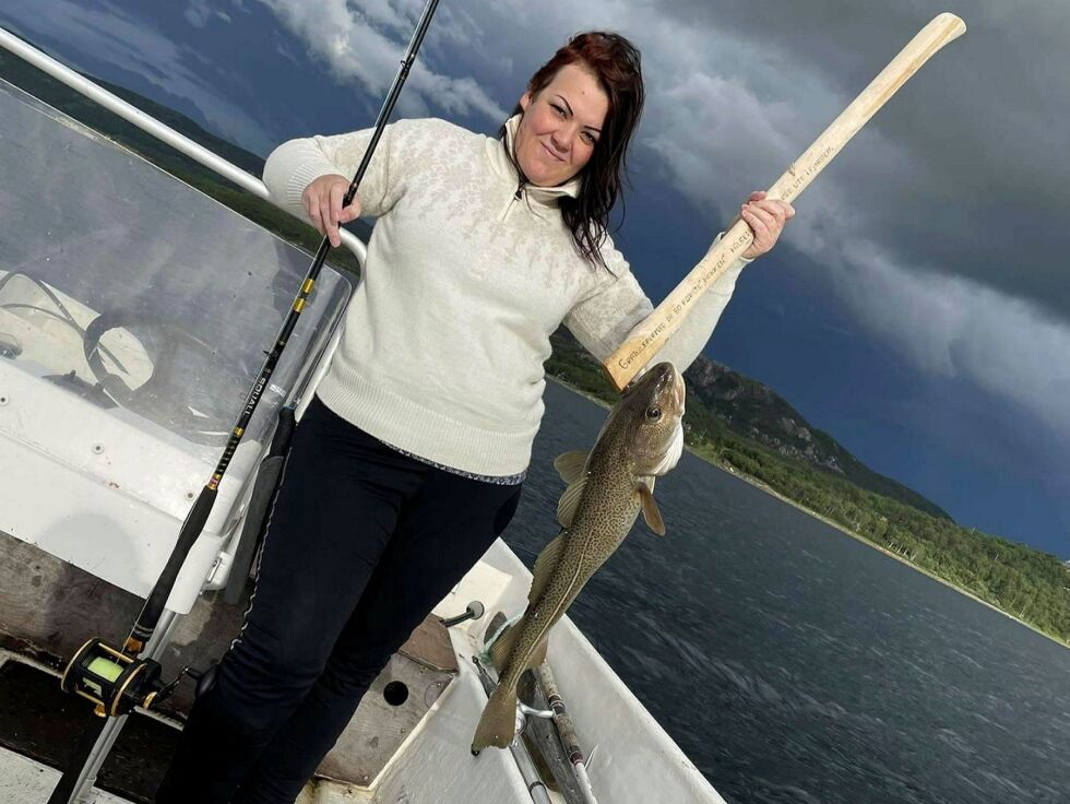 Siren Vonka Danielsen ble 10.000 kroner rikere etter at hun fikk en torsk på 5,83 kilo. Dette er imidlertid ikke vinnertorsken.
 Foto: Privat