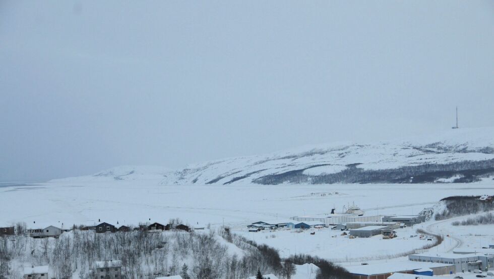 All isen fra Ropelvbukta, bak neset til høyre, er med hjelp av kraftig nordaust  flytta mot  Ákkolagnjárga/Kirkenes, og isbryteren må daglig ta sine runder.
 Foto: Hallgeir Henriksen