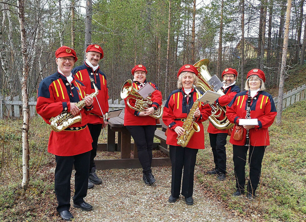 Unge, eldre, erfarne og uer­farne kan få mange glade stun­der i det­te korp­set som ble stif­tet for 70 år siden.
 Foto: Karasjok musifkkforening