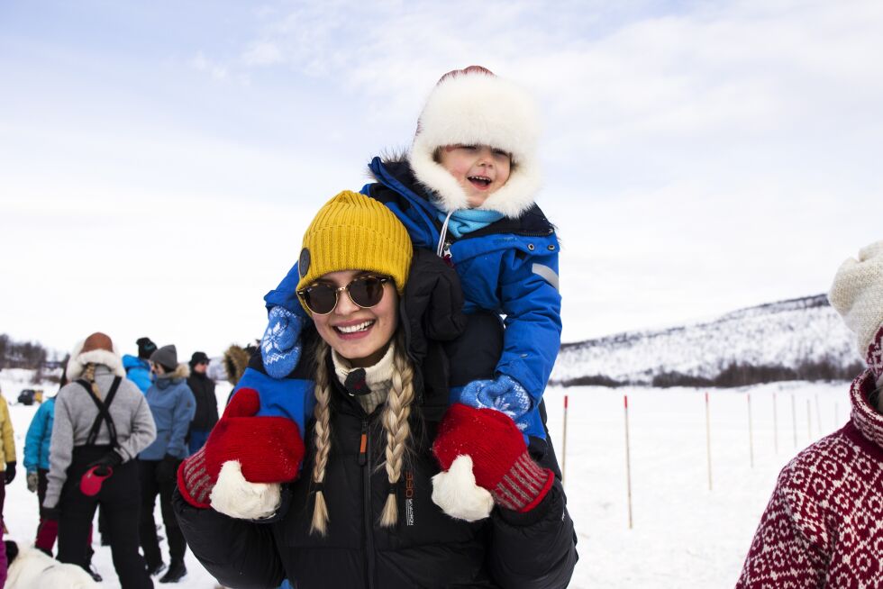 Guro Steffensen koser seg på påskebesøk i hjemtraktene. På skuldrene har hun unge Tom William, som synes det er stor stas å få være høyere enn alle andre.
 Foto: June Helén Bjørnback