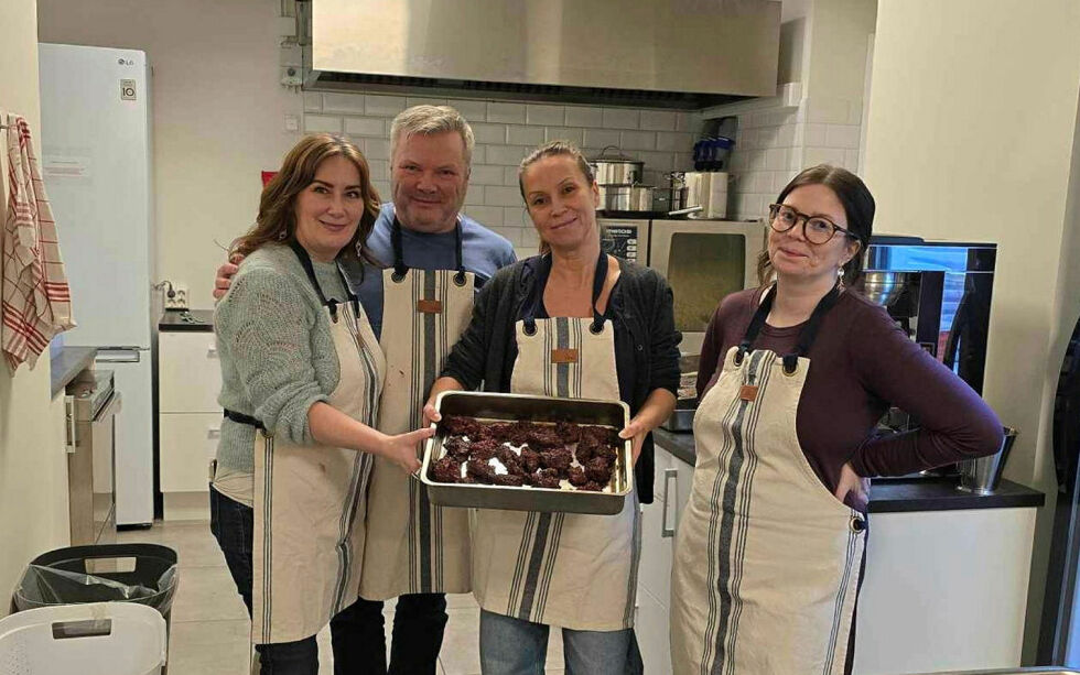 Siv Marie Sommerdal, Per Olav Nymo, Linda Sandvik og Hege Elisabeth Marstein fra kveldens matkurs. Per Olav Nymo er stolt av å dele sin families oppskrift med deltakerne. Oppskriften stammer fra hans fars gamletante i Karasjok, som lærte det til hans mor, som igjen delte den med ham.
 Foto: Tor Gunnar Nystad