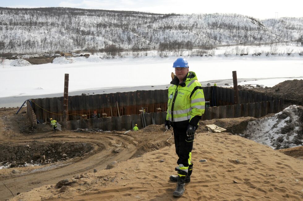 Formann Bength Hølvold hos HAK Entreprenør viser stedet der hovedfundamentet for ny Tana bru skal stå, på vestsiden av elva. For tiden driver man med armering, til uke skal det støypes. Vannstanden i elva har forøvrig gått mye ned siden i vinter da den var 80 centimeter over normalnivå.
 Foto: Tom Hardy