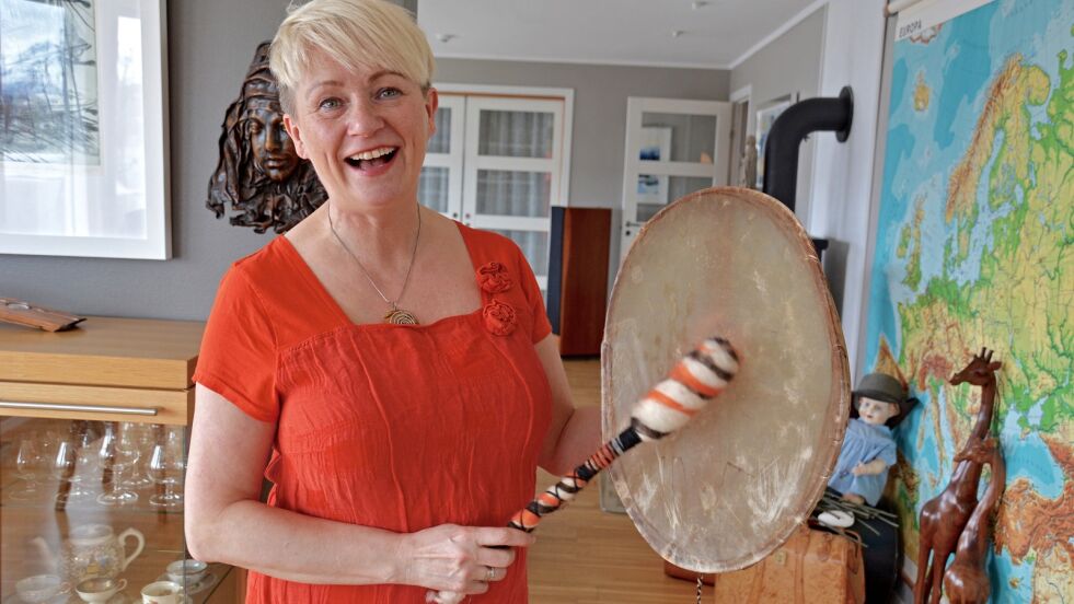 Den trivelige og allsidige kunstneren, Martha Sofie Simonsen, viser oss en samiske tromme som hun selv har laget.
 Foto: Elin Margrethe Wersland