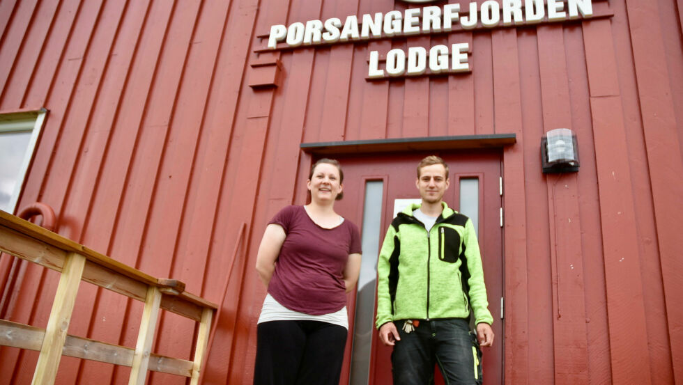 Mali Garthe Andersen og Jonathan Zagermann er i full gang med å klargjøre Porsangerfjorden lodge.
 Foto: Irmelin Klemetzen