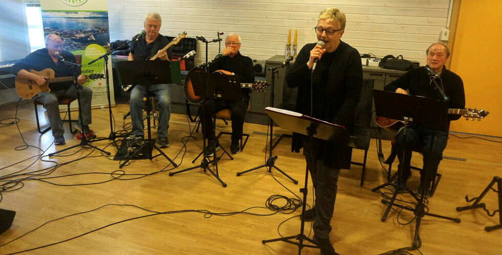 De holdt nok en flott konsert på Nordkapp menighetshus tirsdag 17. juni. Fra venstre Tor Harald Pettersen (gitar/sang), Knut Wagelid (bass/sang), Ole Hartvig Jenssen (gitar/sang), Liss Heidi Olsen (sang) og Asbjørn Pedersen (gitar/sang).
 Foto: Geir Johansen